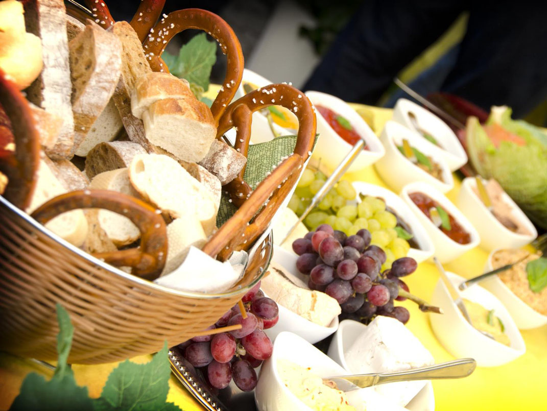 Buffet, Dips, Pestos, Käse, Brotkorb, Brote, Fingerfood, Catering Services in Gummersbach, Party Service Gummersbach, Eventagentur Gummersbach, Eventcatering & Eventorganisation Irmhild Hesse